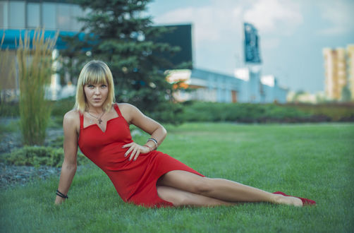 Фото Девушка Ирина в красном платье и туфлях сидит на траве, фотограф Стингер (© zmeiy), добавлено: 15.01.2018 11:53