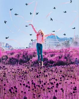 Фото Девушка в окружении птиц стоит в цветах, фотохудожник Кристина Макеева (© zmeiy), добавлено: 24.01.2018 09:02