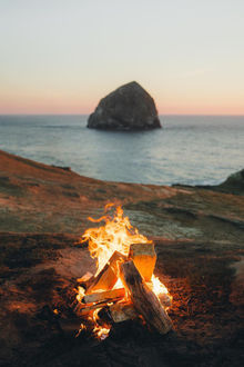 Фото Костер горит на берегу моря (© StepUp), добавлено: 24.01.2018 13:54
