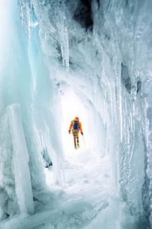Фото Парень выходит из ледяной пещеры (© StepUp), добавлено: 24.01.2018 13:57