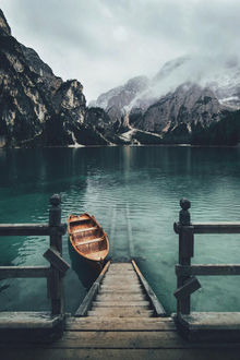 Фото Лодка стоит у ступенек, которые ведут в озеро, окруженное горами (© StepUp), добавлено: 24.01.2018 14:04