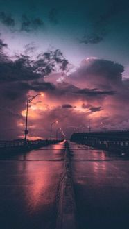 Фото Мокрая дорога над которой проплывают грозовые облака (© StepUp), добавлено: 29.01.2018 11:51