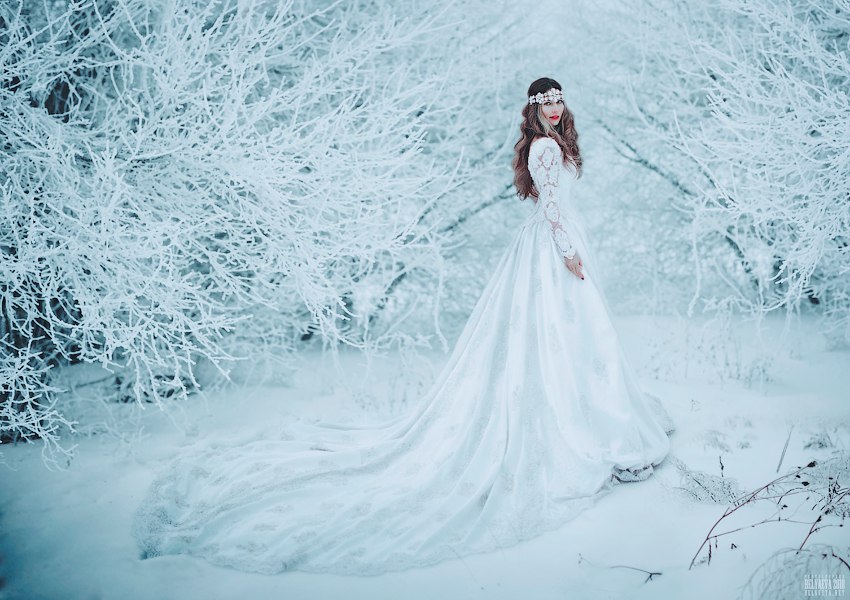 Девушка в длинном платье стоит на снегу, фотограф Светлана Беляева