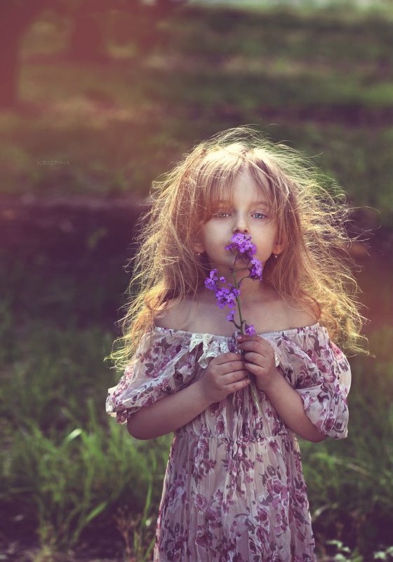 Фото Девочка-милашка с цветами у лица, фотограф Kristina Zakrzhevskaya