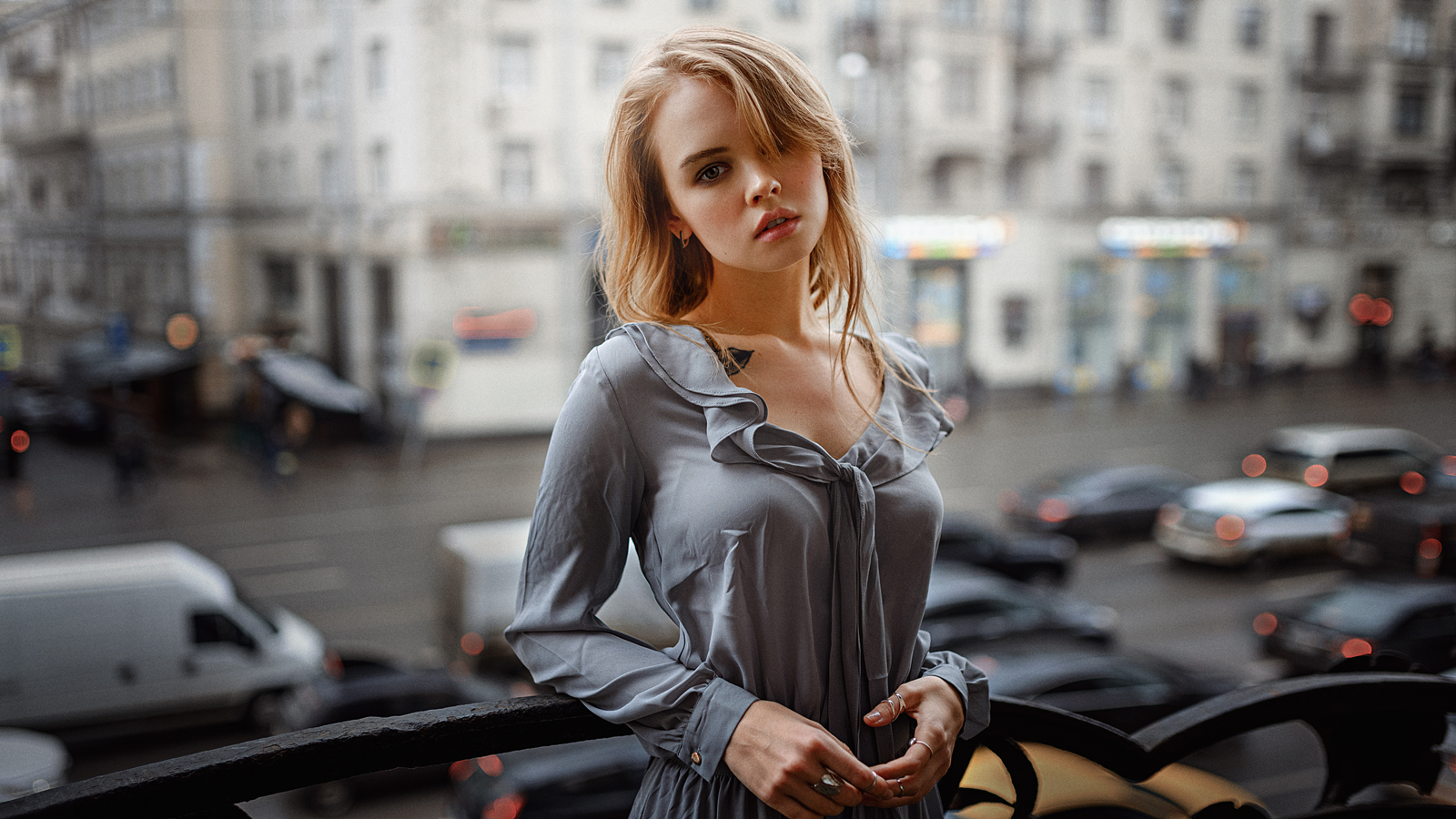 Фото Модель Настя Щеглова стоит на фоне города. Фотограф Георгий Чернядьев