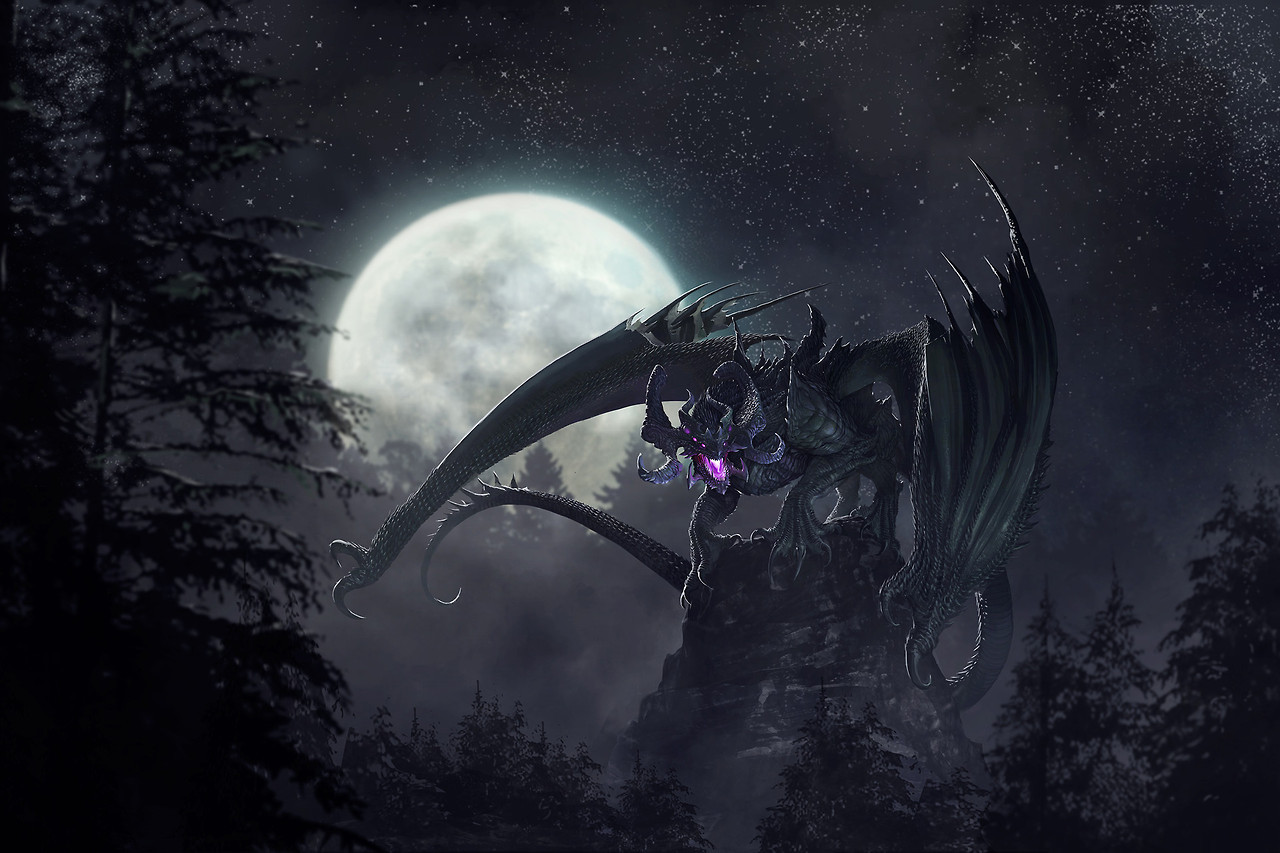 Фото Большой дракон с фиолетовым сиянием во рту сидит на скале на фоне  огромной луны