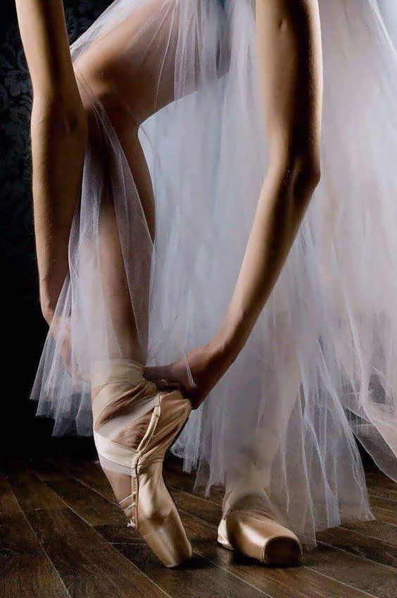 Фото Балерина поправляет пуанты