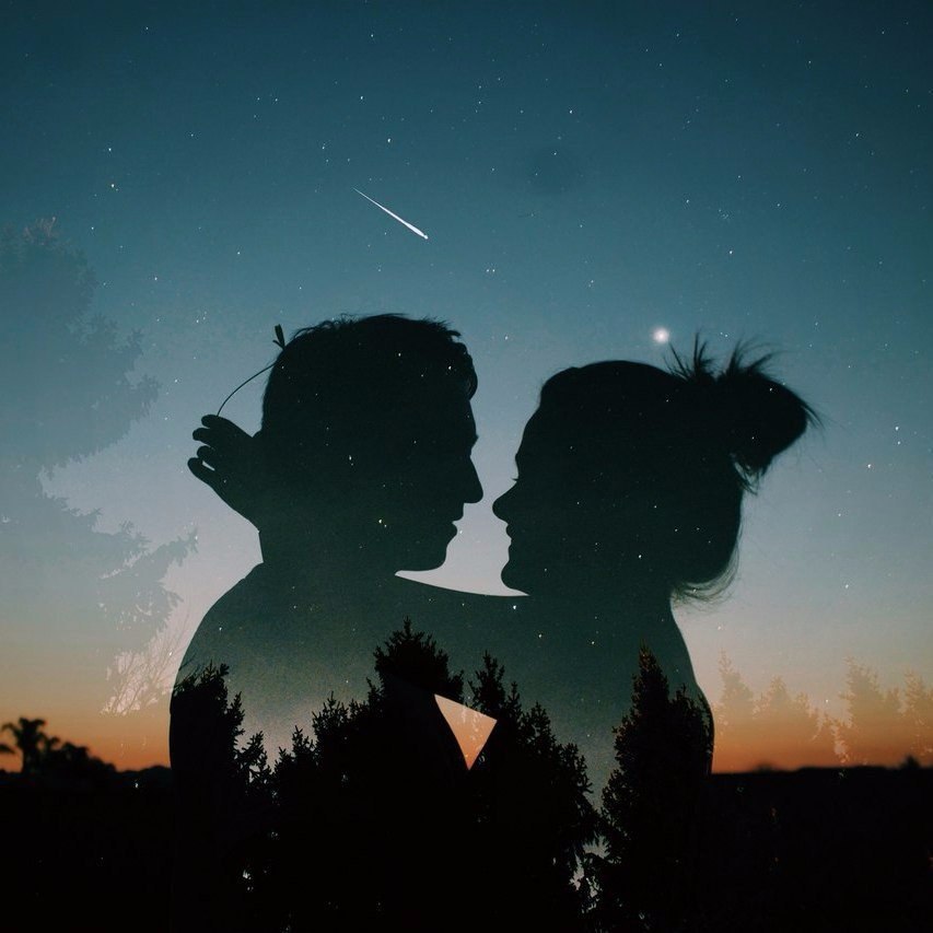 Фото Силуэты парня и девушки на фоне ночного неба и падающих звезд, фотограф Emily Acosta