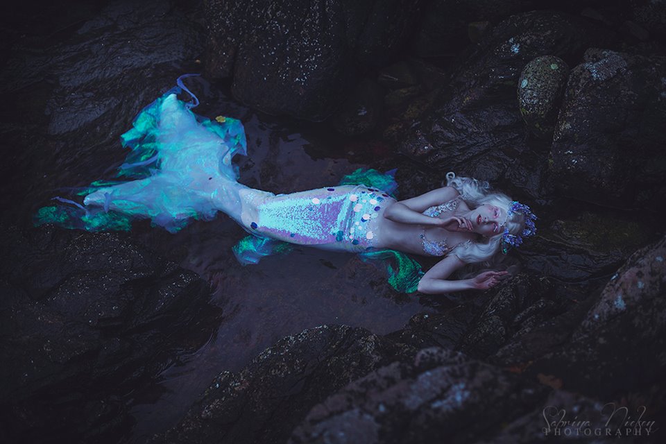 Фото Модель Maria Amanda в костюме русалки лежит на камнях, фотограф Sabrina Nielsen