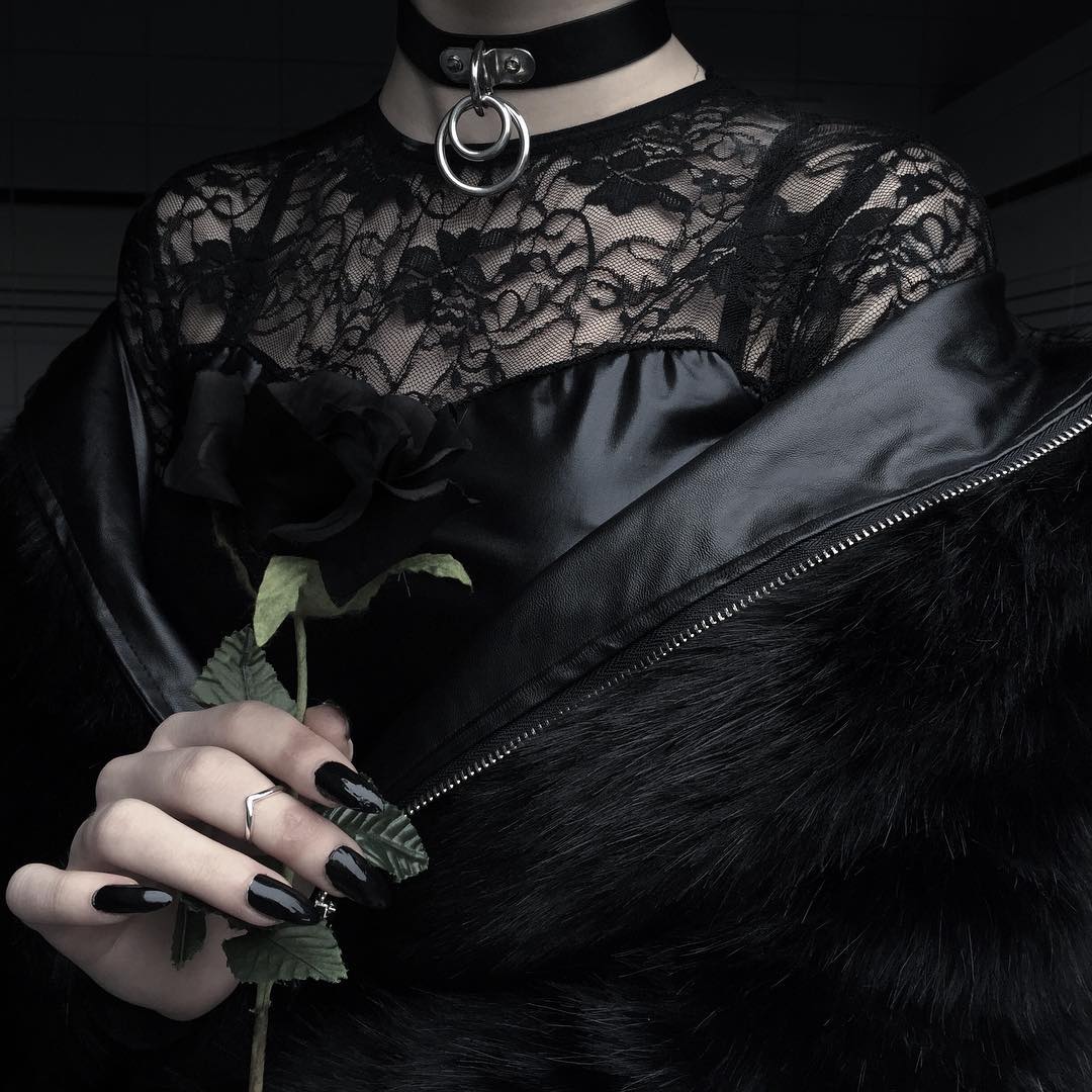 Фото Девушка в черном держит черную розу