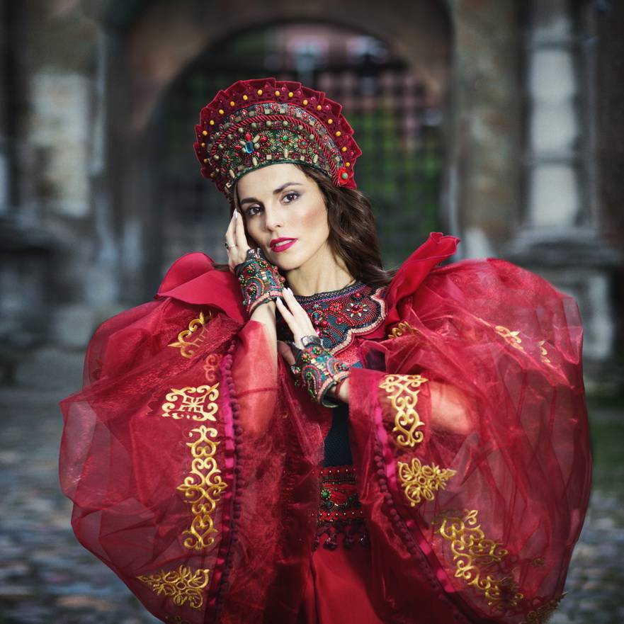 Фото Российская певица, телеведущая Сати Казанова в национальном наряде. Фотограф Margarita Kareva