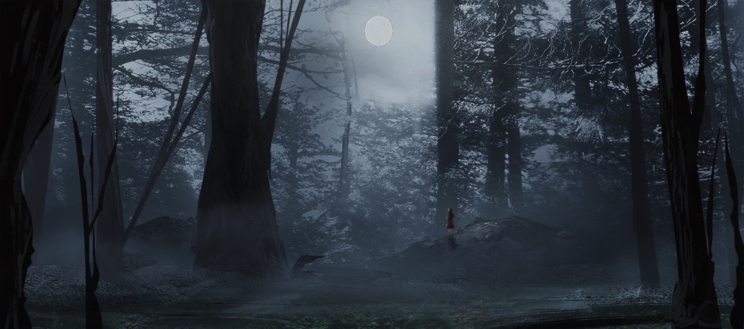 Фото Девочка в красном смотрит на полную луну, стоя на пригорке в лесу, окутанном туманом