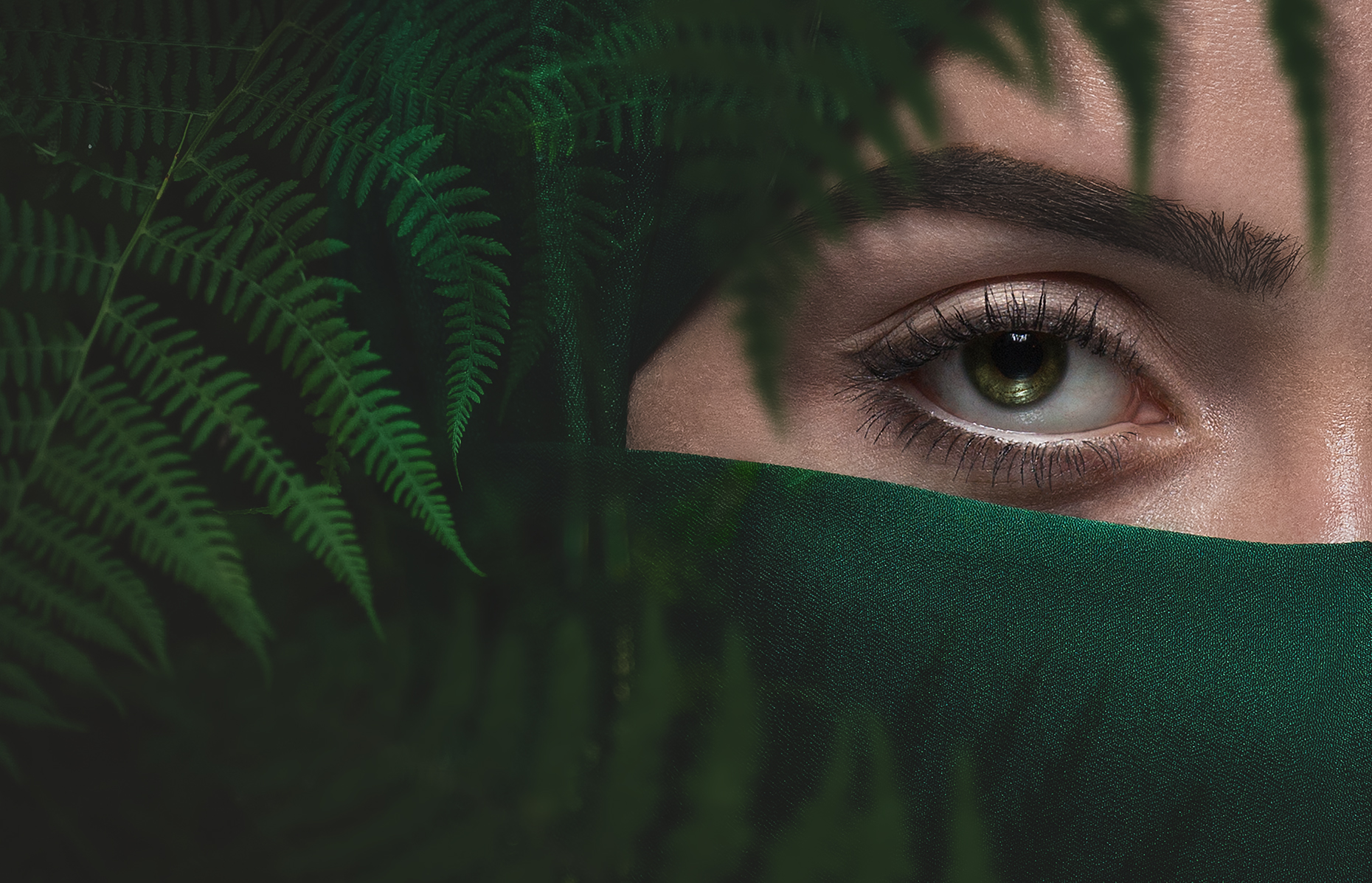 Фото Девушка в зеленой парандже выглядывает из-за листьев папоротника, фотограф Evgeny Loza