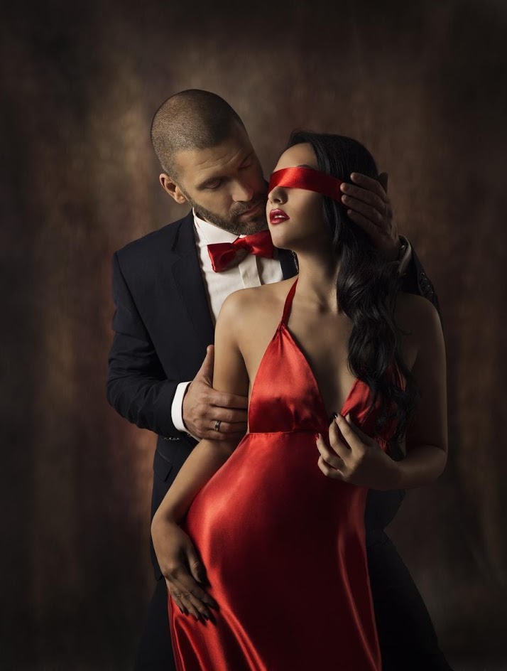 Женщина в красном платье с мужчиной