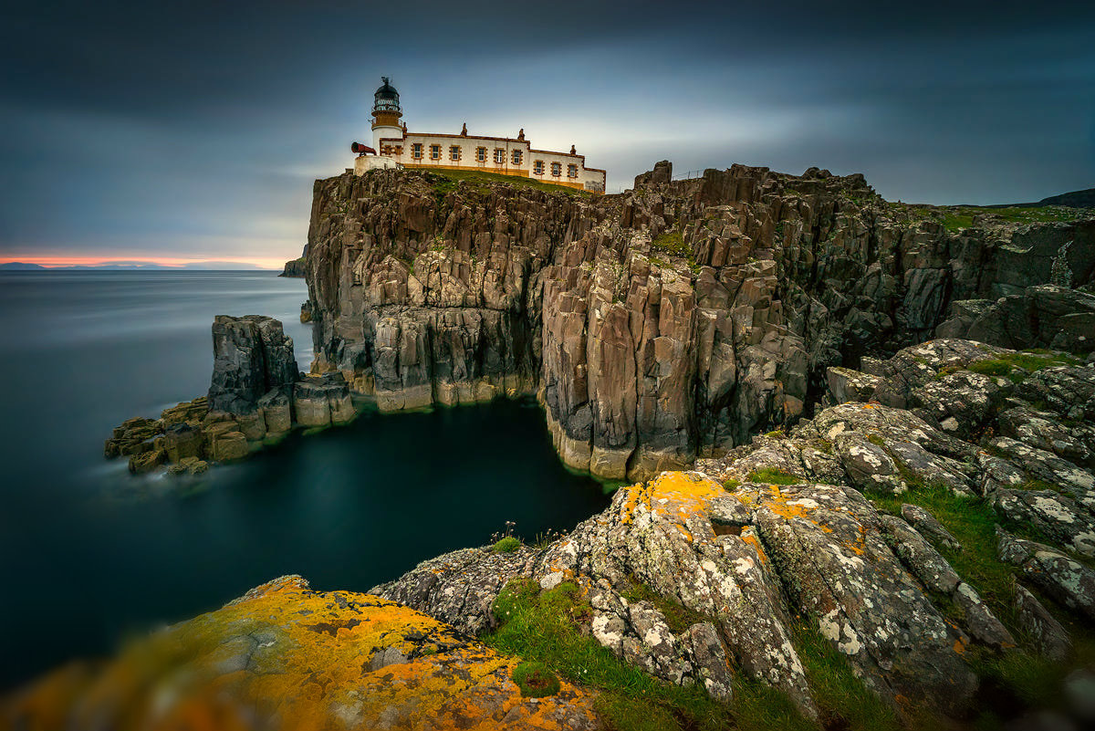 Фото Маяк на скалах Neist Point cliffs, Isle of Skye, Scotland /  Нейс-Пойнт, Остров Скай, Шотландия, фотограф Swen strOOp