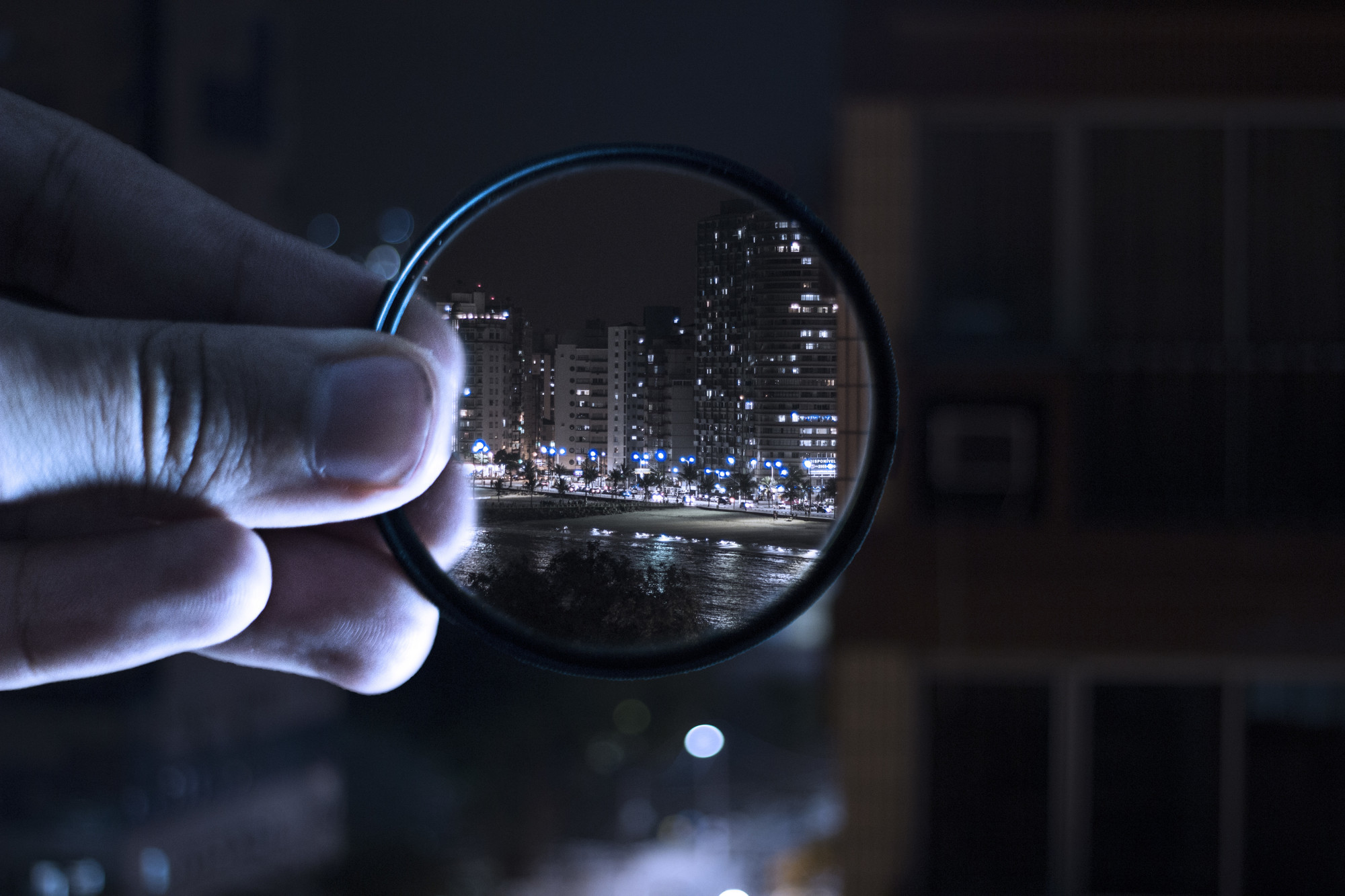 Фото Сквозь увеличительное стекло видна панорама ночного города