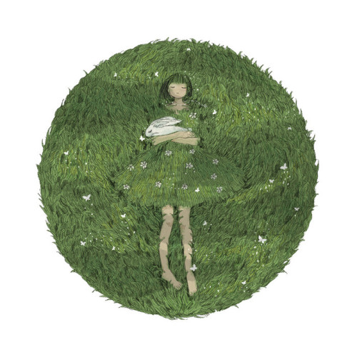 Фото Девочка лежит на траве с кроликом в руках в платье из травы, by RealXu