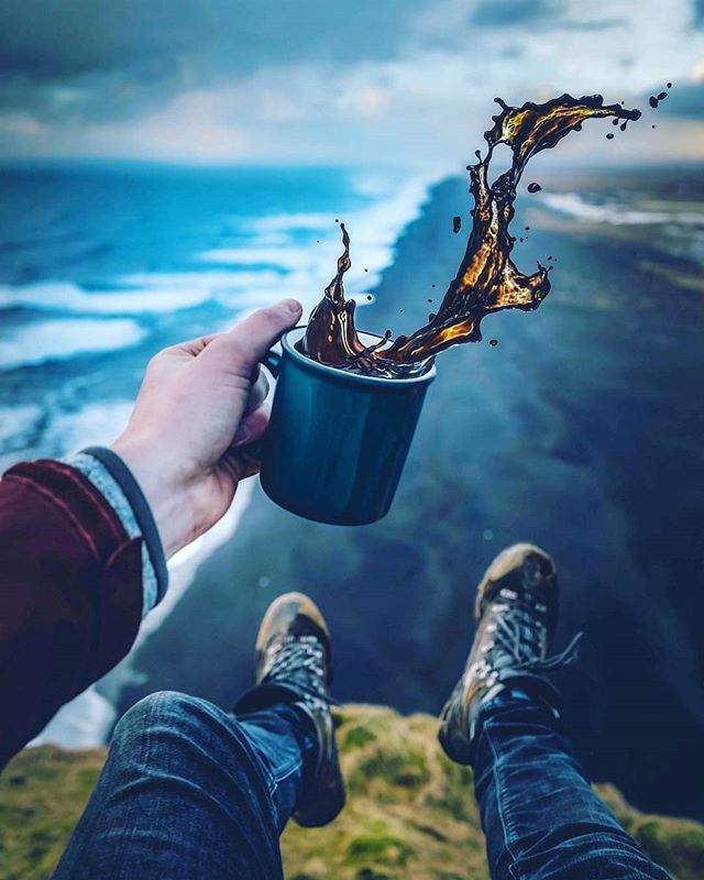 Фото Парень сидит на фоне природы с кружкой чая в руке