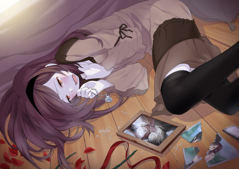 Фото Плачущая девушка с кулоном в руке лежит на полу возле разбитой рамки с фотографией