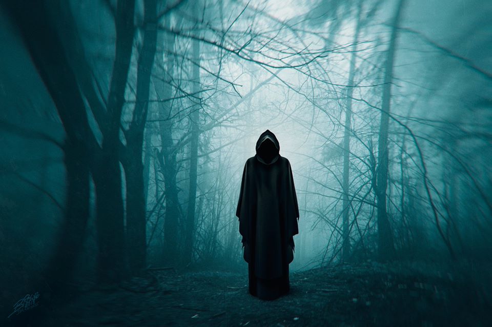 Фото Человек в плаще с капюшоном стоит в туманном лесу, by Peter Brownz  Braunschmid