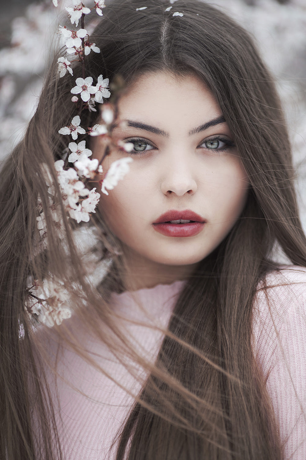 Фото Модель Andjela с весенней веткой вишни у лица, фотограф Jovana Rikalo