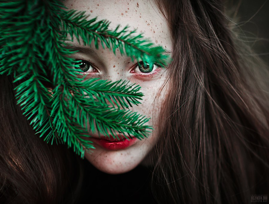 Фото Портрет девушки с еловой веткой. Фотограф Светлана Беляева