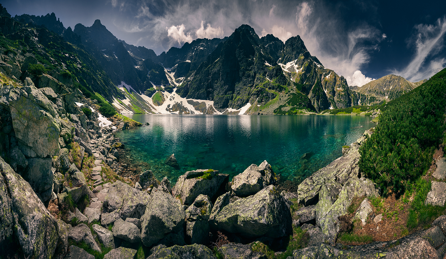 Фото Black Pond / Черный пруд в окружении гор Татры. Фотограф Karol Nienartowicz