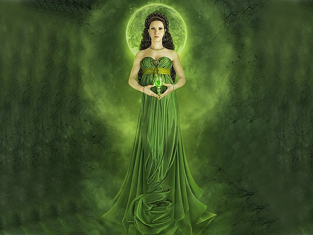 Зеленое платье на зеленом фоне