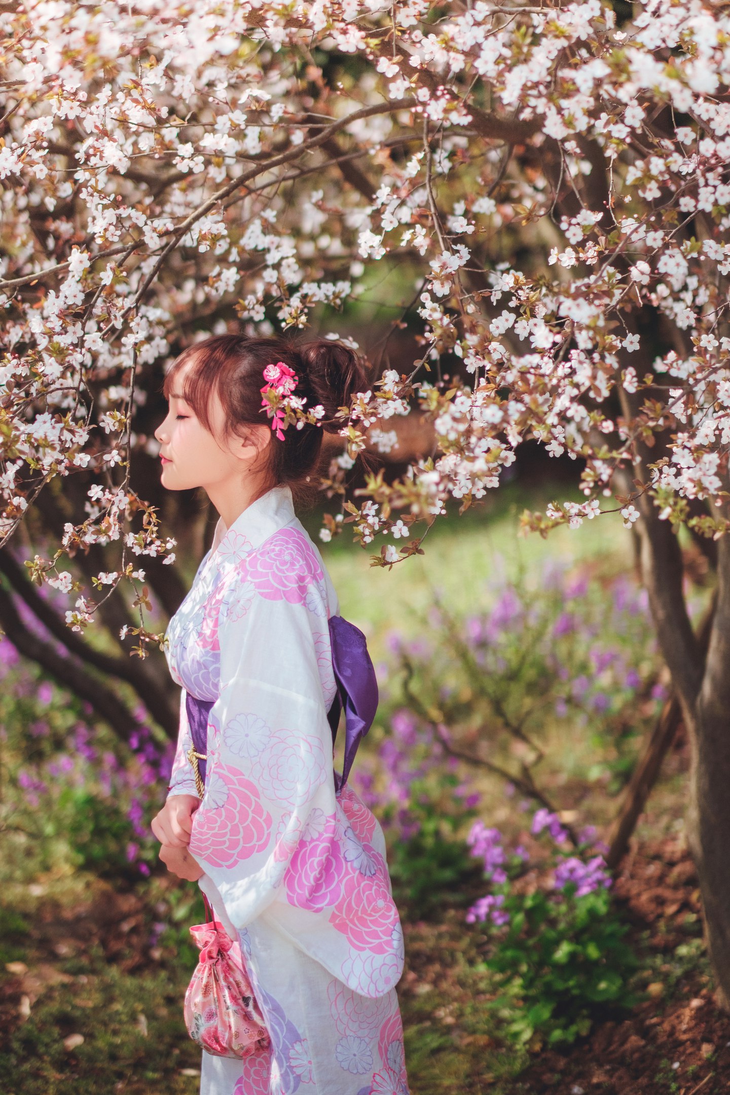 Фото Девушка в кимоно на фоне цветущей сакуры