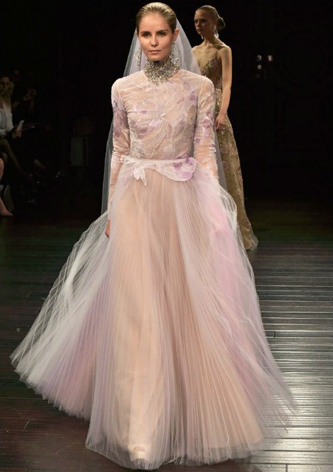 Фото Модель в нежно-розовом свадебном платье с плиссированной юбкой от Naeem Khan