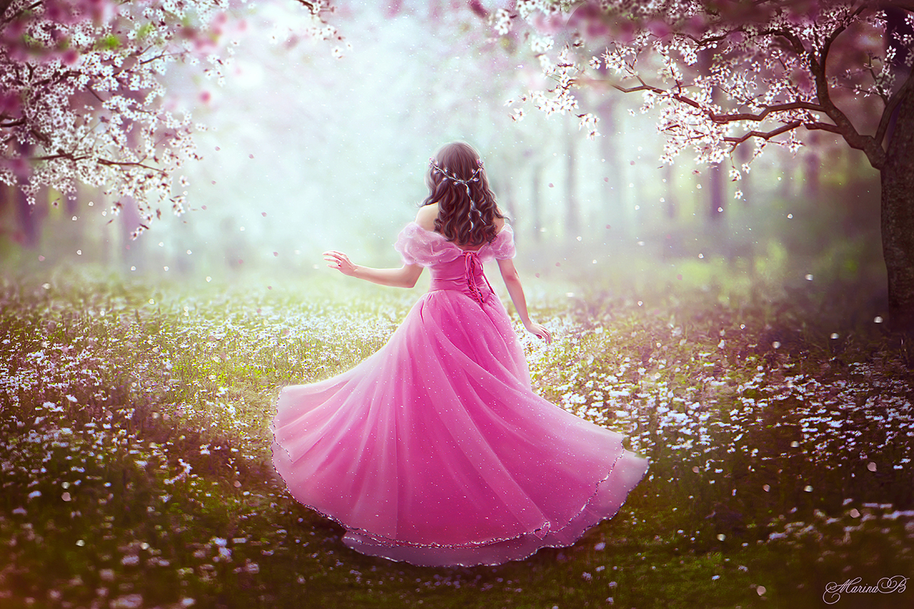 Девушка в розовом платке