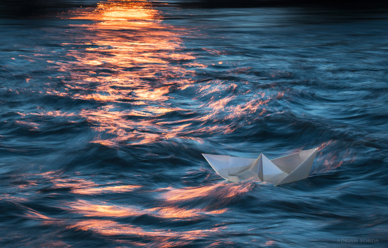 Фото Бумажный кораблик на воде, by Adrian Borda