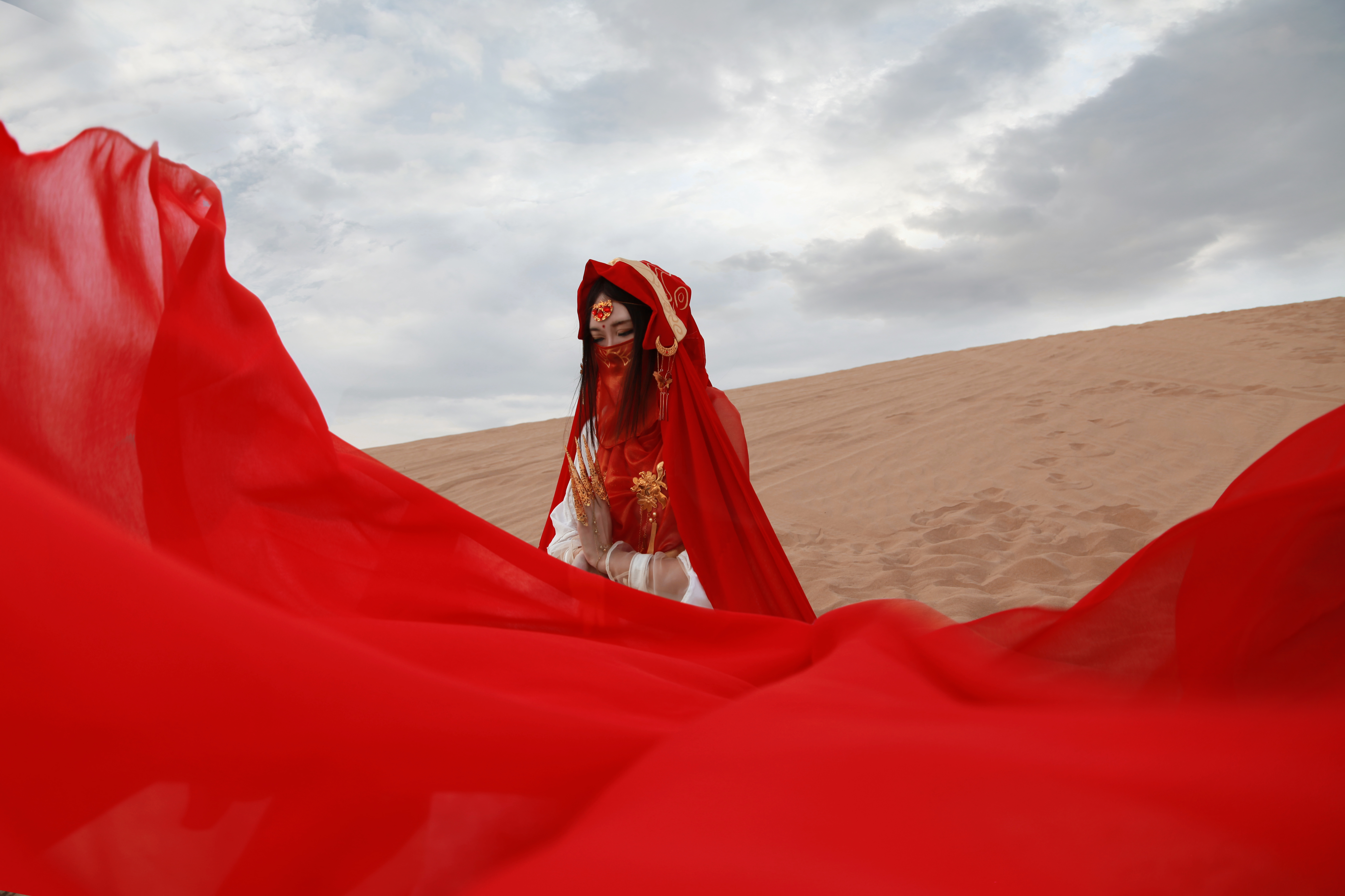 Фото Девушка в пустыне в национальном платье