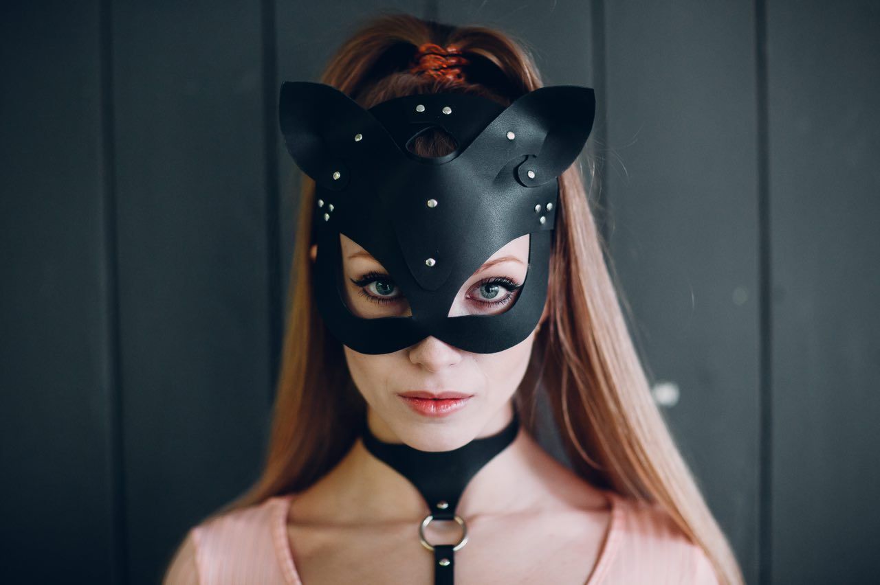Фото Девушка в кожаной маске кошки
