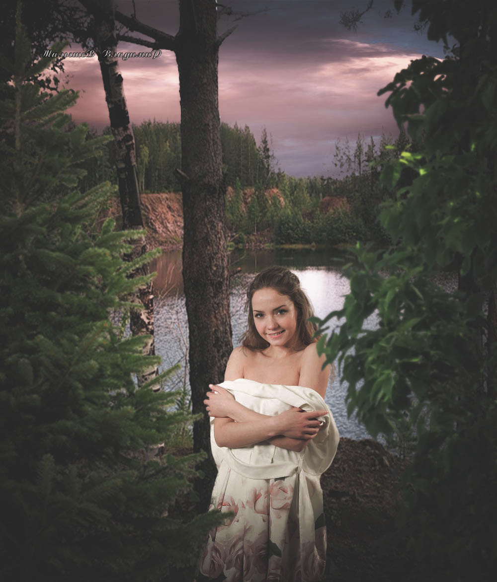 Фото Девушка прикрылась платьем у реки на закате