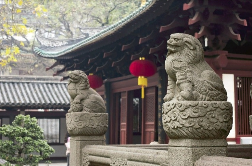 Фото Каменные статуи львов возле храма, China / Китай