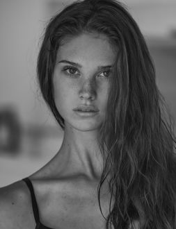 Фото Модель Kayla Jean Garvin / Кайла Джин Гарвин кушает мандарины