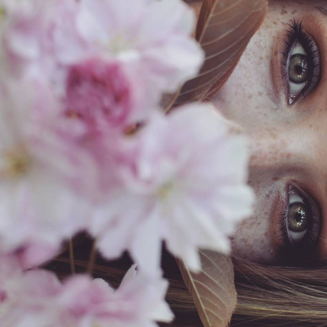 Фото Рыжеволосая девушка за весенним цветком, by terezakotrcova