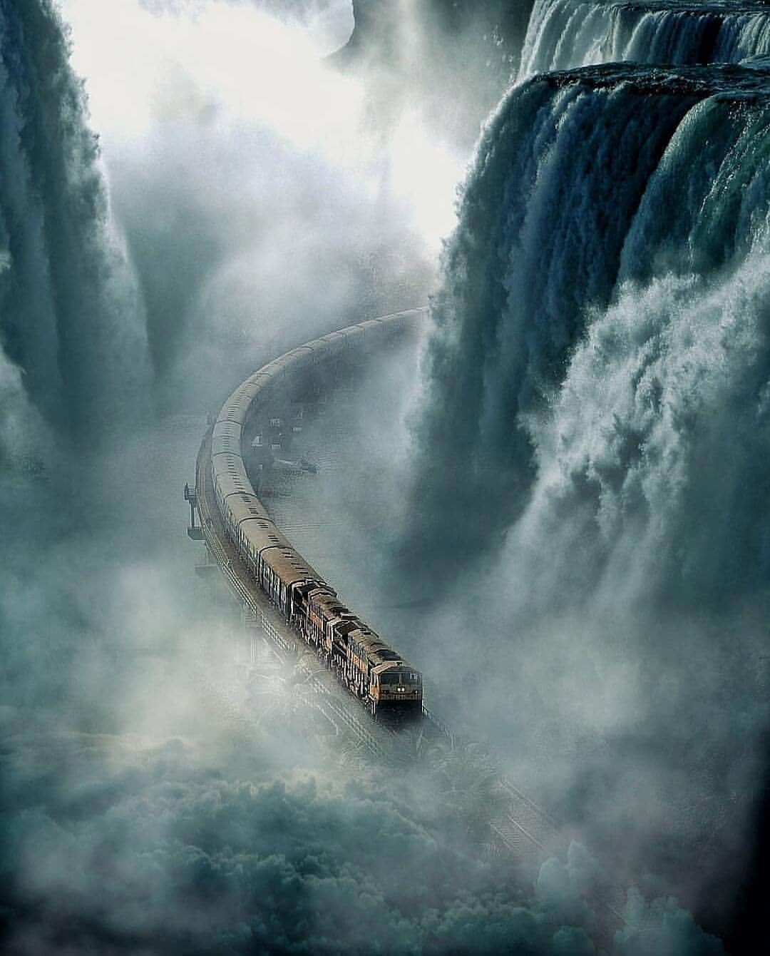Фото Поезд в ущелье между водопадами, by surya_baskoro