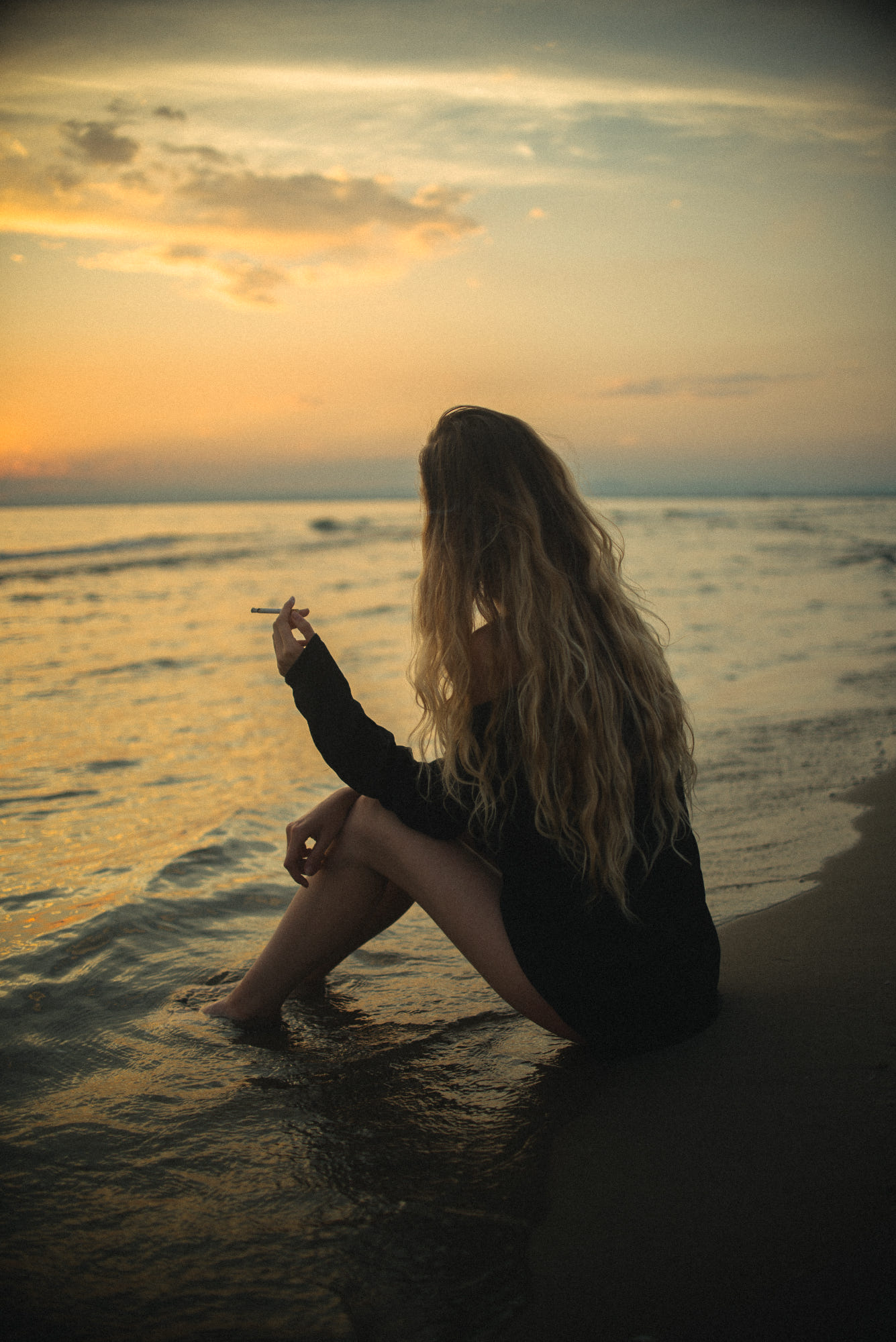 Длинноволосая испаноязычная девушка стоит на пляже в бикини крупным планом