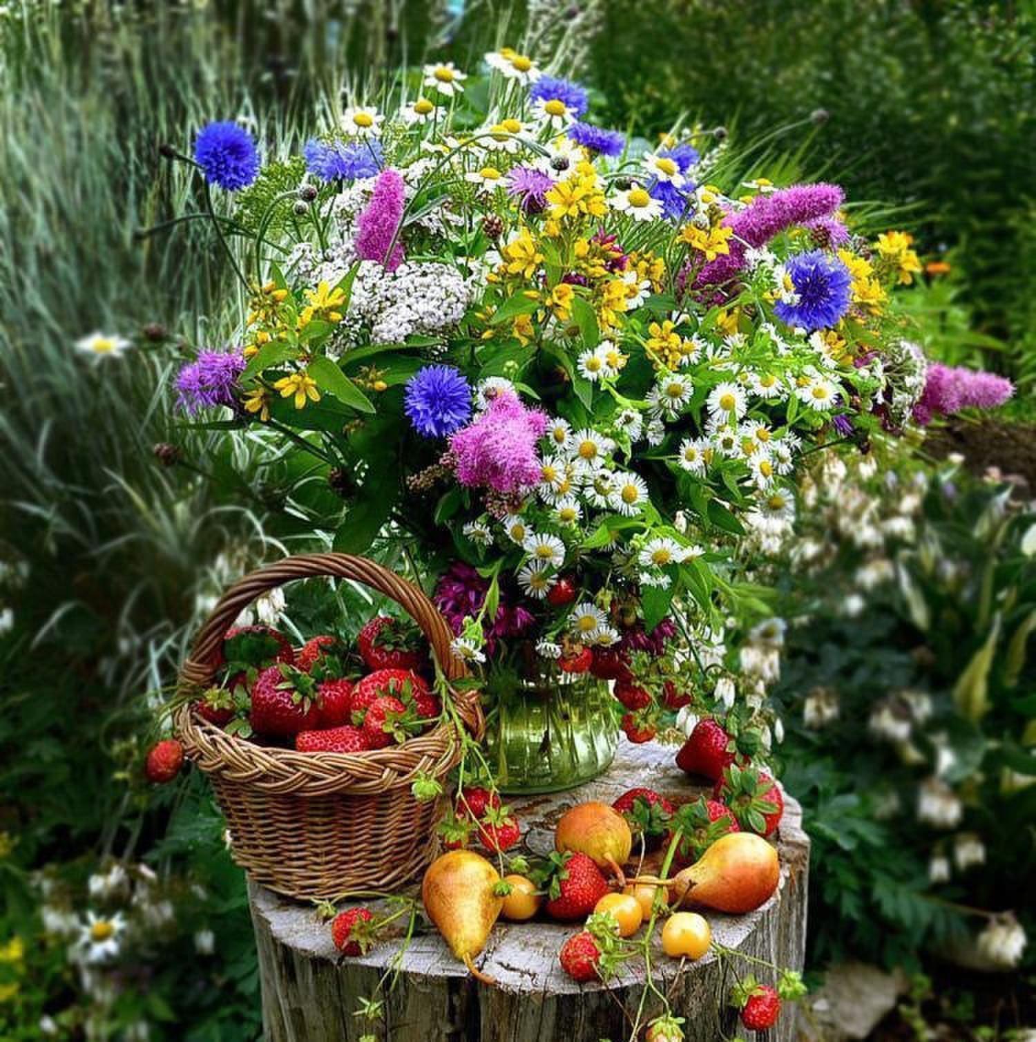 Фото Клубника в корзинке, груши и черешня на пеньке и букет разных летних цветов в вазе