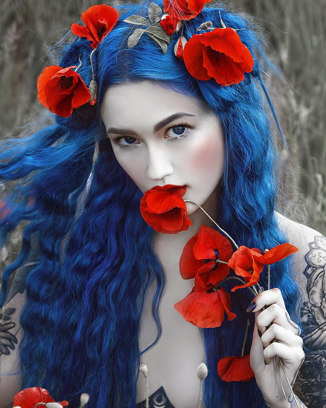 Фото Девушка с голубыми волосами и маками в руке, by Agnieszka Lorek