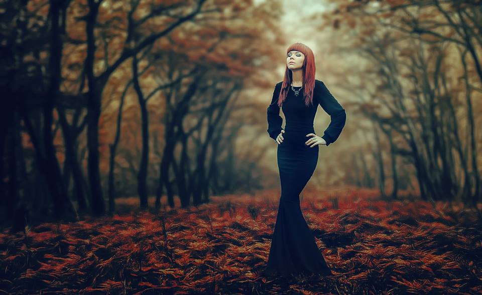 Фото Девушка в длинном черном платье стоит на осенней листве, by Peter Brownz Braunschmid