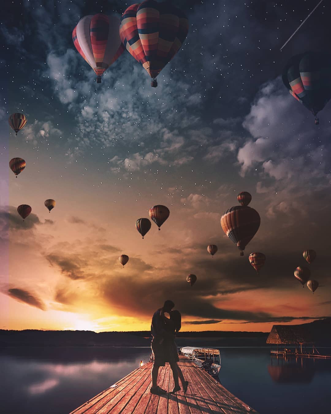 Фото Влюбленные стоят на мостике под ночным небом с воздушными шарами