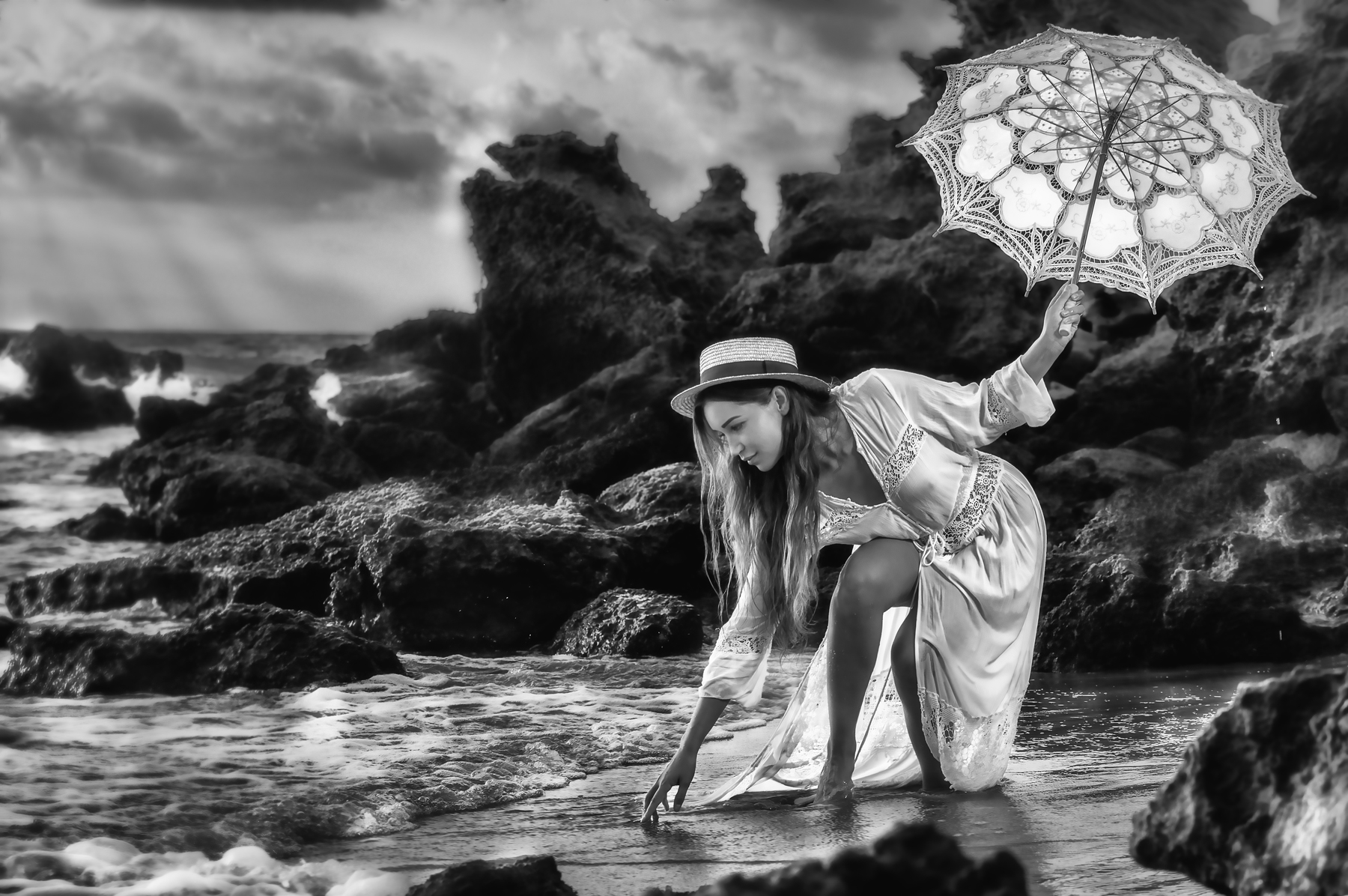 Фото Девушка в шляпке, с зонтом в руке наклонилась к воде. Фотограф Alex Darash