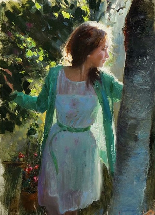 Фото Утонченная девушка одетая в зеленый кардиган с белым платьицем, гуляя по саду мечтательно смотрит по сторонам