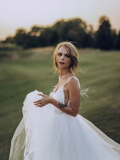 Фото Модель Анастасия Щеглова в белом свадебном платье. Фотограф Viktoria Romanova
