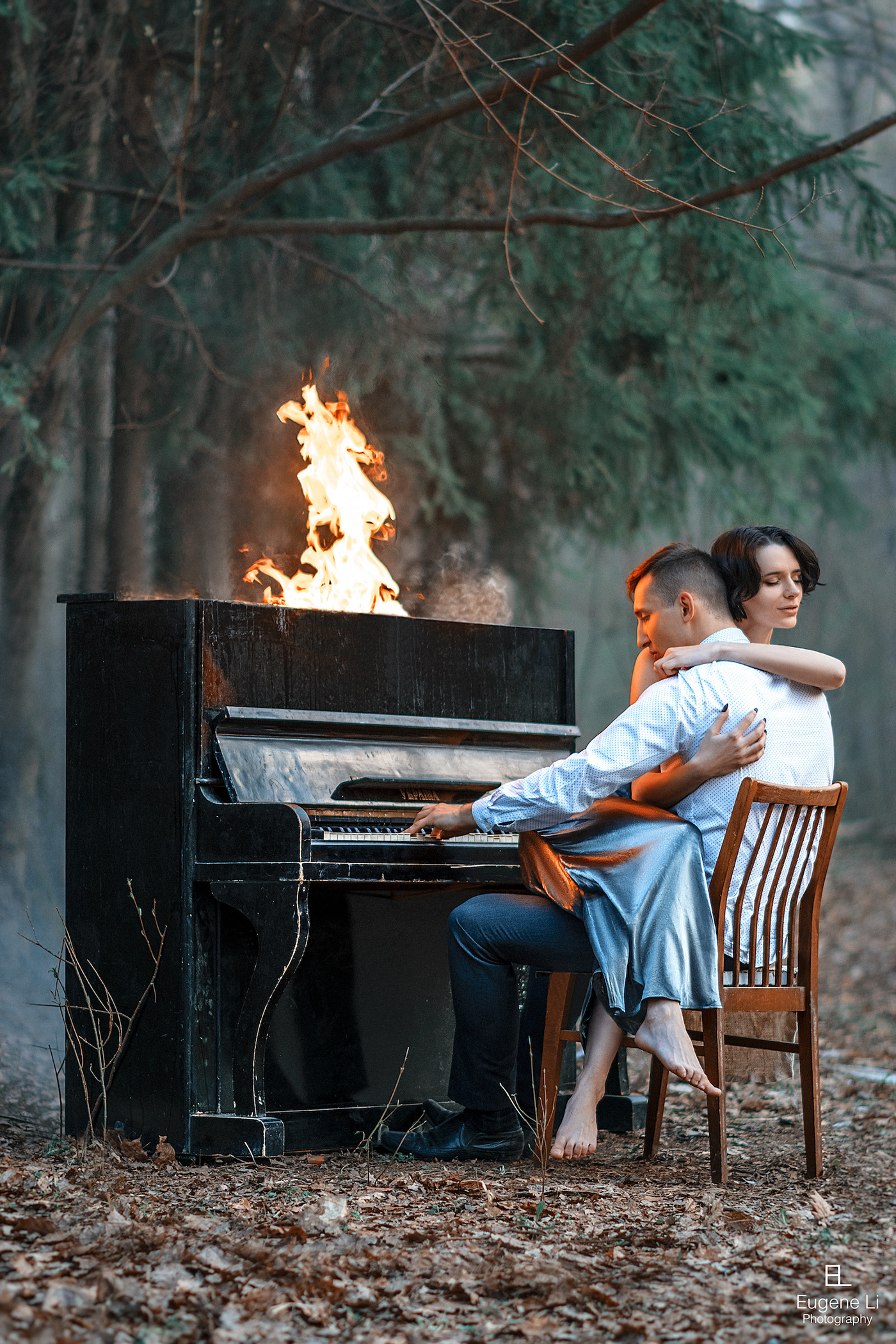 Фото Девушка обнимает мужчину, который играет на пианино с огнем. Фотограф Евгений Ли