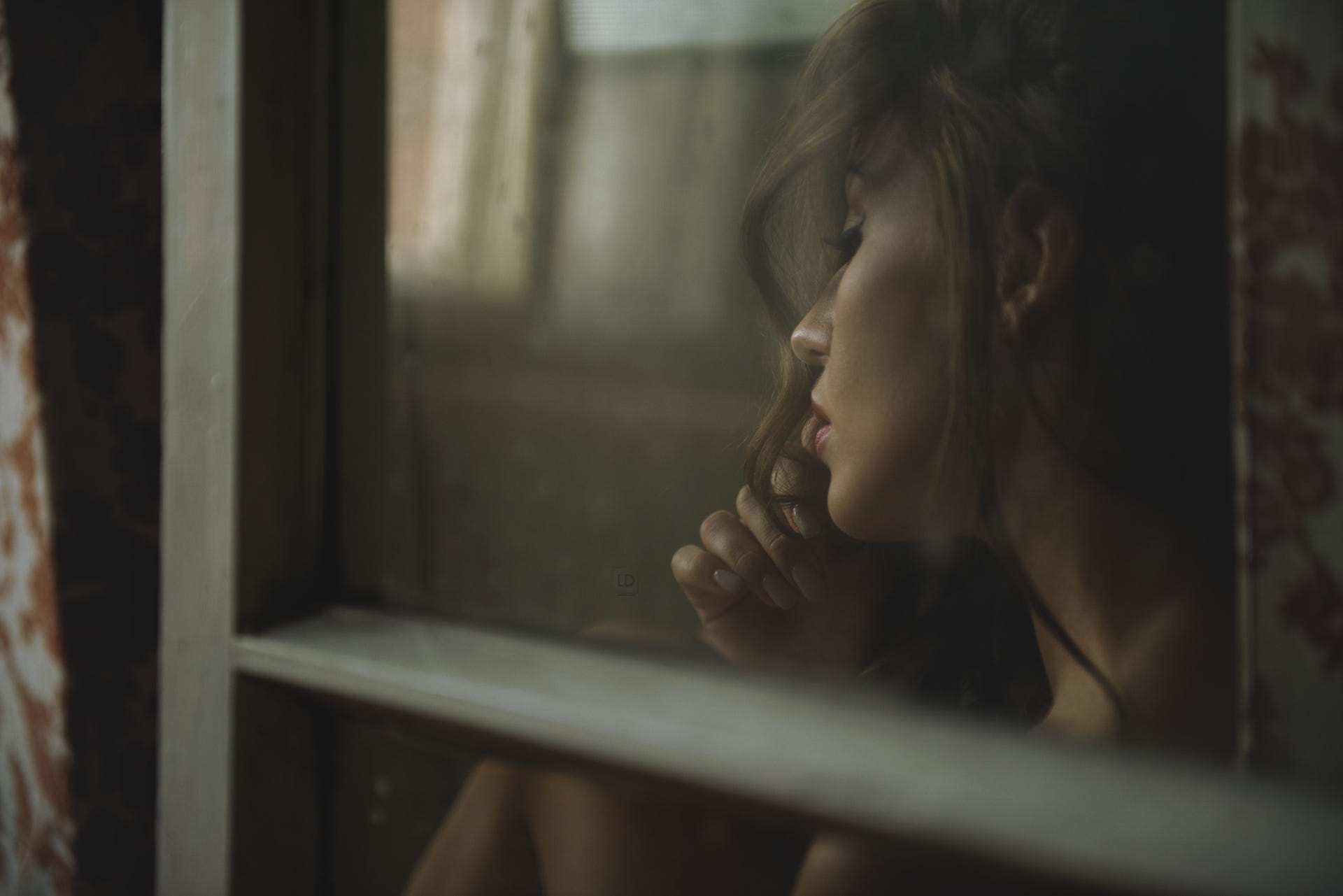 Фото Модель Inez Lajblich сидит за окном. Фотограф Lukasz Derengowski
