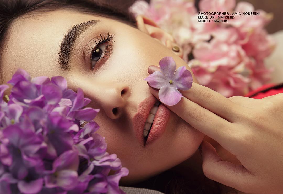  Модель Mahdiis Alizadeh с цветком в руке. Фотограф Amin Hosseini